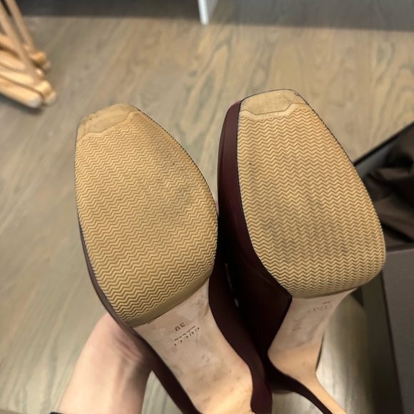 Gucci Women's Burgundy Leather Pumps - Picture 9 of 11